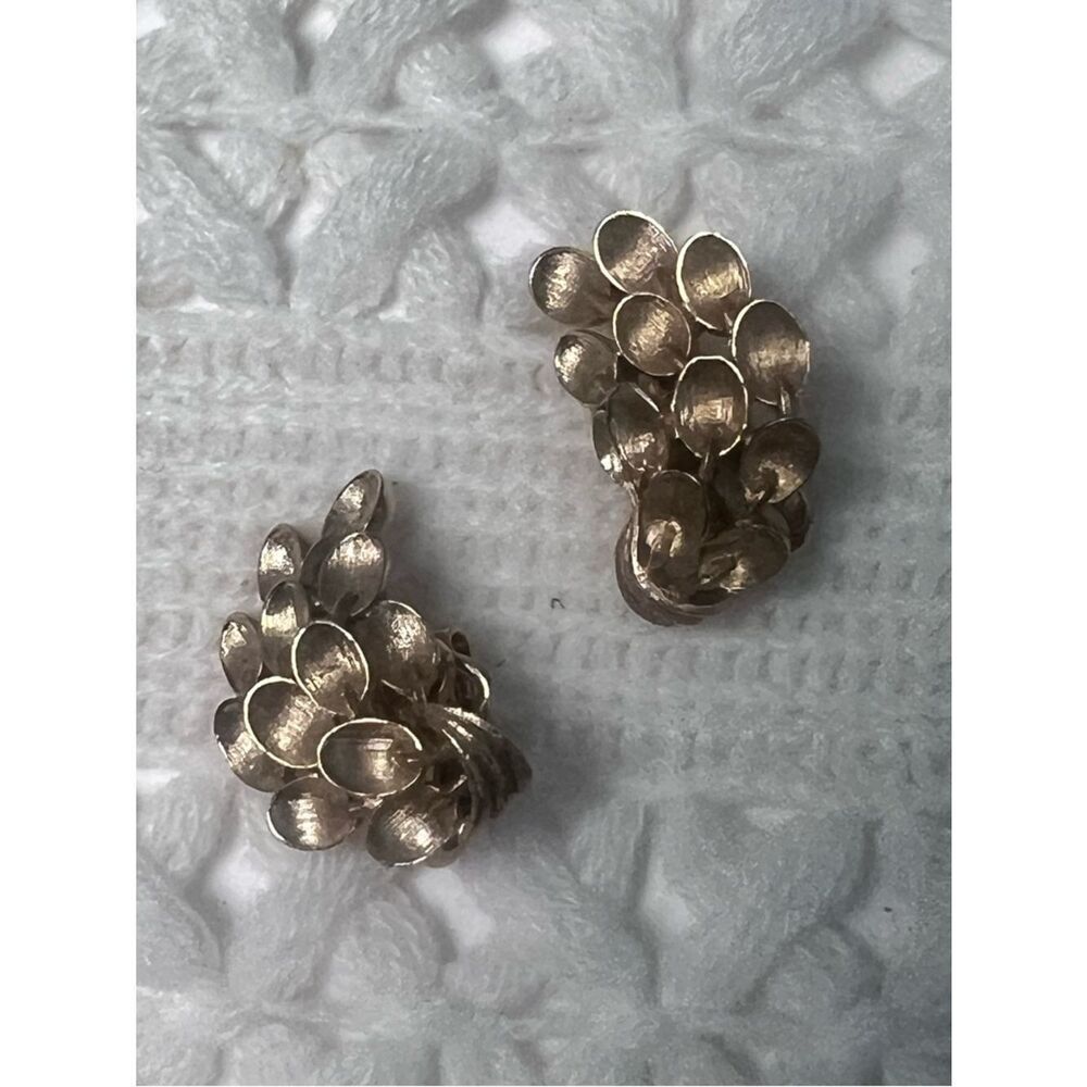 Vintage Trifari Gold Tone Textured Leaf Cluster Clip-On retro earrings